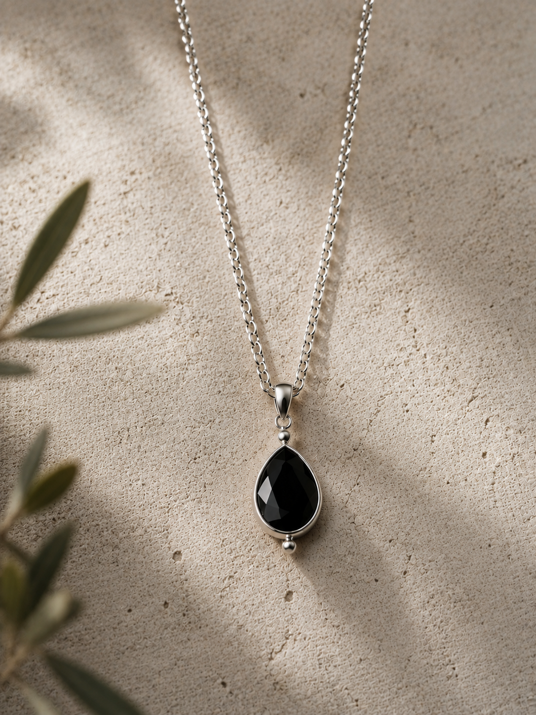 Tropfen-Anhänger mit schwarzem Spinell 925 Silber