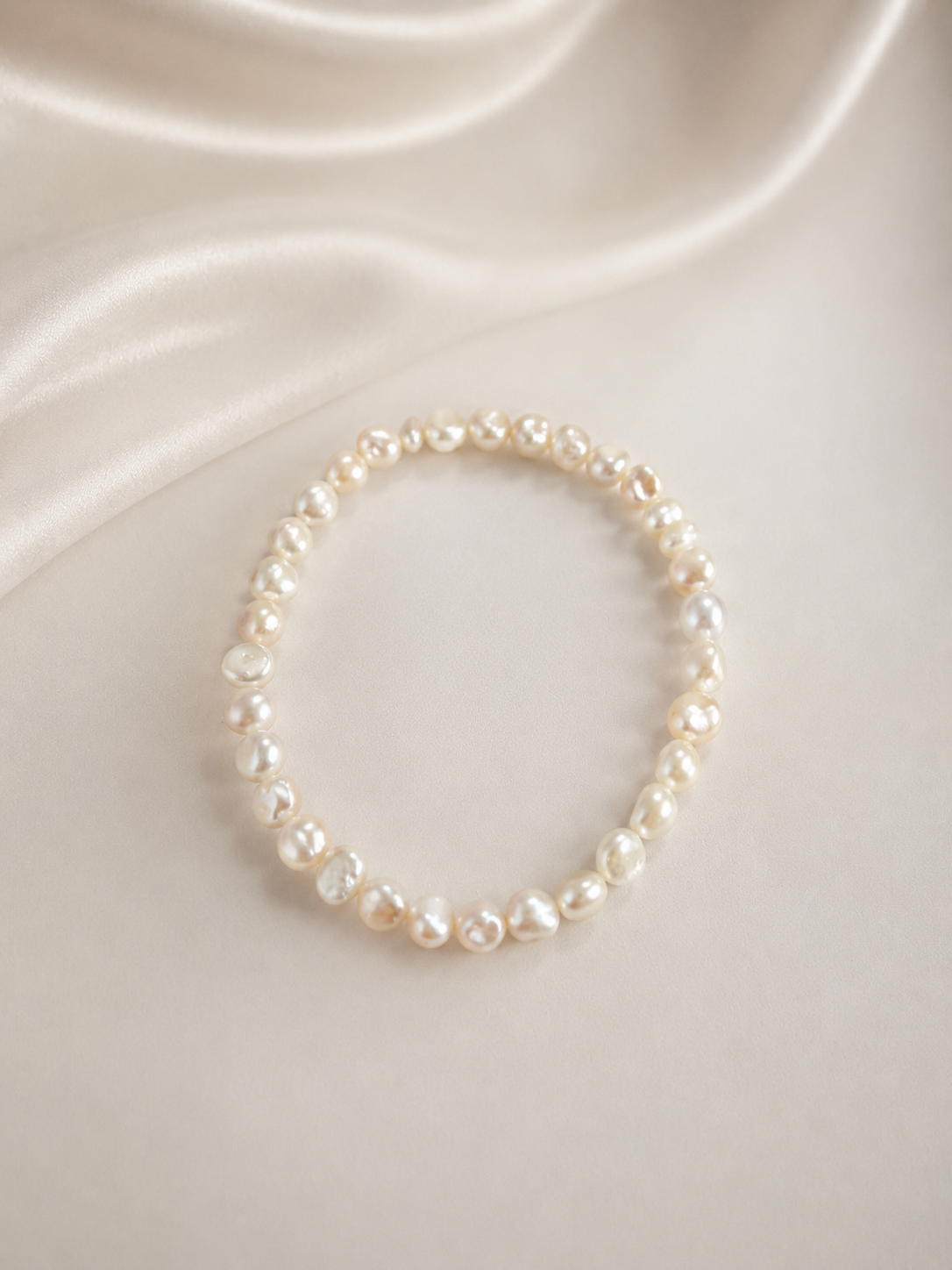Perlenarmband mit weißen Nugget-Perlen  6 mm